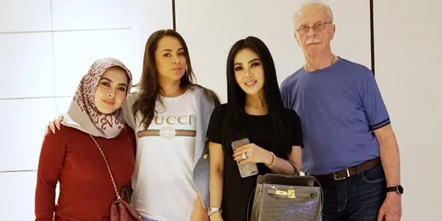 Kembali Bongkar Aib, Ayah Angkat Syahrini Posting 'Wanita Beragenda' Kangen Bobo Bareng di Pesawat Kembali Bongkar Aib, Ayah Angkat Syahrini Posting 'Wanita Beragenda' Kangen Bobo Bareng di Pesawat