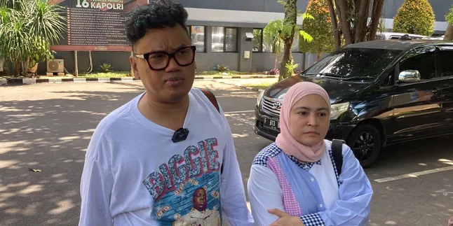 Kembali Datangi Kantor Polisi, Uya Kuya Serahkan Bukti Baru Terkait Kasus Dugaan Penipuan Atau Penggelapan yang Dilakukan Medina Zein Kembali Datangi Kantor Polisi, Uya Kuya Serahkan Bukti Baru Terkait Kasus Dugaan Penipuan Atau Penggelapan yang Dilakukan Medina Zein