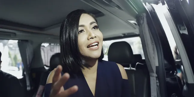 Kembali ke Singapura, Denada Bawa 'Teman Spesial' Untuk Shakira