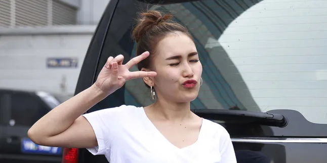 Kembali ke Twitter, Ayu Ting Ting Disambut Manis Para Penggemar Kembali ke Twitter, Ayu Ting Ting Disambut Manis Para Penggemar