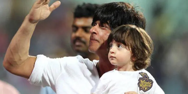 'Kembaran' Kemeja, SRK dan AbRam Khan Ganteng Mana? 'Kembaran' Kemeja, SRK dan AbRam Khan Ganteng Mana?