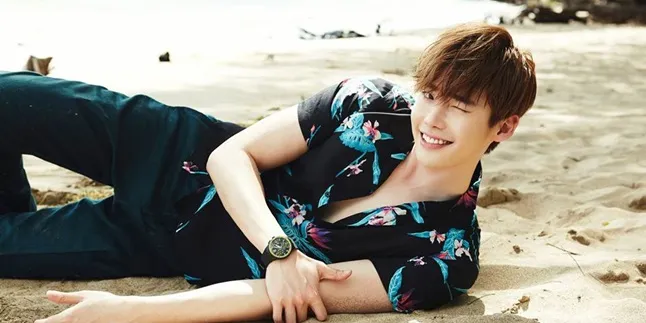 'Kembaran' Pakai Jas Merah Muda, Lee Jong Suk Ajak Foto bareng