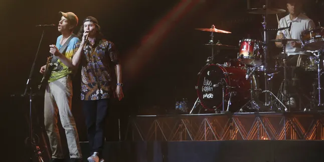 Kenakan Batik, Lukas Graham Sukses Akhiri Konser dengan 7 Years