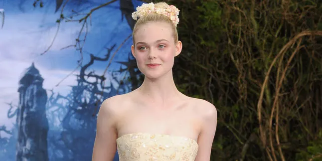 Kenakan Busana Super Mini, Elle Fanning Umbar Perut Kotak-Kotak Kenakan Busana Super Mini, Elle Fanning Umbar Perut Kotak-Kotak