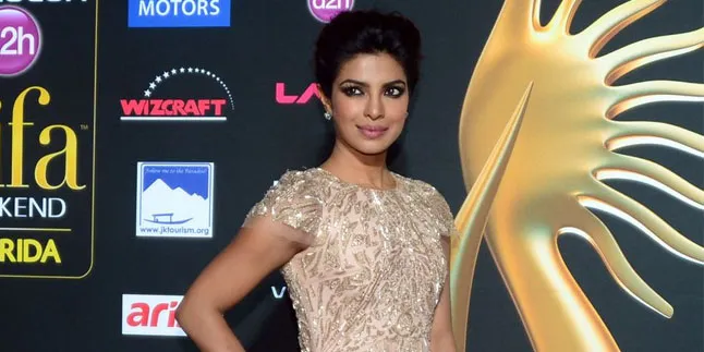 Kenakan Dress Hijau, Priyanka Chopra Pamer Paha dan Aset Pribadi Kenakan Dress Hijau, Priyanka Chopra Pamer Paha dan Aset Pribadi