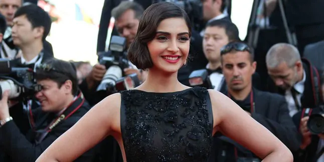Tampil Dengan Gaun Hitam, Sonam Kapoor Umbar Area Pribadi