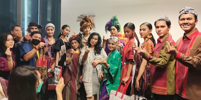 Wearing Batak Ulos Cloth, Lina Mukherjee Steals Attention at Ethnic & Harmony Fashion Show 4th