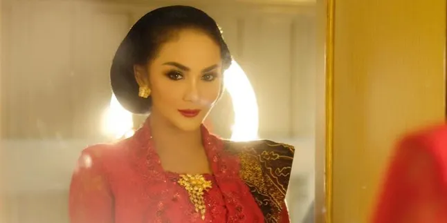 Kenakan Kebaya Merah, Penampilan Krisdayanti Saat Pelantikan DPR Curi Perhatian