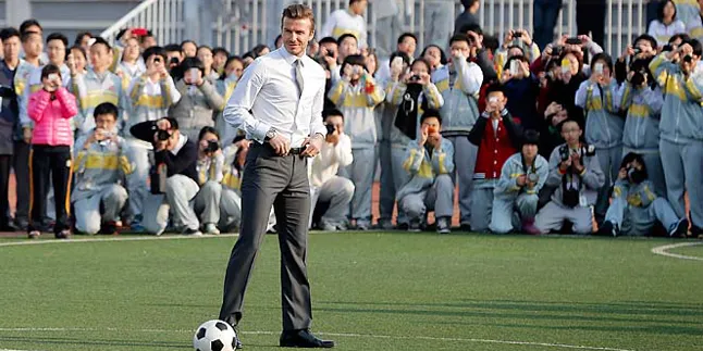 Kenakan Kemeja Berdasi, David Beckham Tetap Nyaman Main Bola