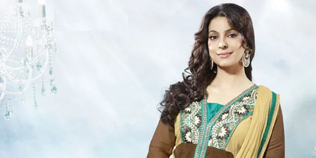 Kenakan Lehenga Marun & Pamer Perut, Juhi Chawla Cantik Maksimal Kenakan Lehenga Marun & Pamer Perut, Juhi Chawla Cantik Maksimal