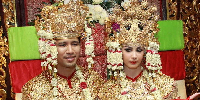 Kenakan Pakaian Adat, Arumi Bachsin Pasang Muka Tebal