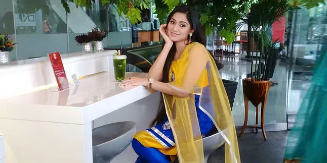Kenakan Pakaian Minim, Tatapan dan Pose Soumya Seth Menggoda Kenakan Pakaian Minim, Tatapan dan Pose Soumya Seth Menggoda