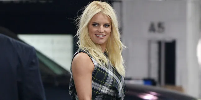 Kenakan 'Rok' Mini, Media Ekspos Kaki Gempal Jessica Simpson