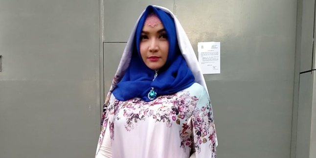 Wear One of Her Mother's Outfits, Roro Fitria: As If Being Hugged by Mother