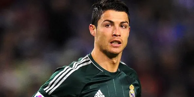 Kenakan Sepatu Baru, Cristiano Ronaldo Rusak Lapangan