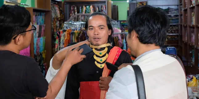 Kenal Lebih Dekat Dengan Demy Hardy Seniman Osing si 'Kanggo Riko' Kenal Lebih Dekat Dengan Demy Hardy Seniman Osing si 'Kanggo Riko'