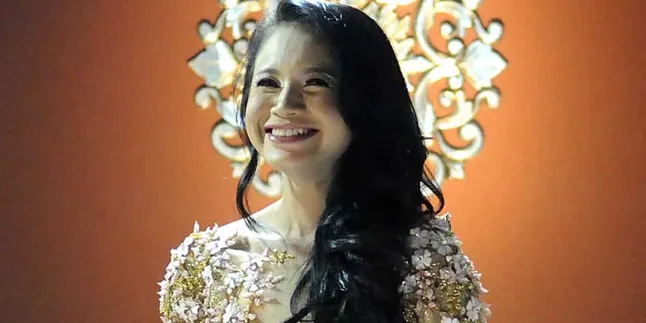 Kenang Masa Hamil, Rossa Terlihat Cantik Dengan Perut Buncit