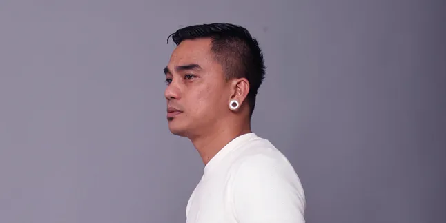 Kenang Sosok Almarhum Ayah, Enda Ungu Menangis