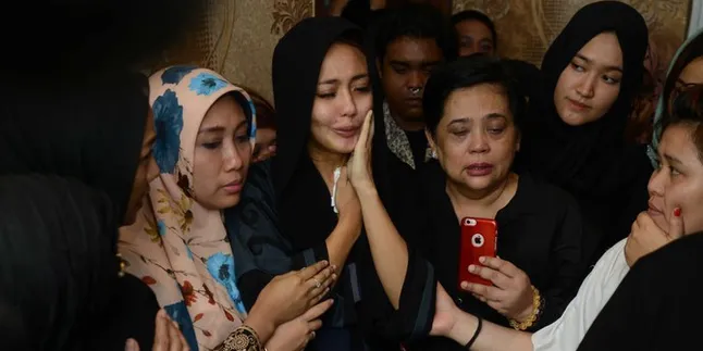 Kenang Suami, Uli: Herman 'Seventeen' Suami dan Ayah yang Bertanggung Jawab Kenang Suami, Uli: Herman 'Seventeen' Suami dan Ayah yang Bertanggung Jawab