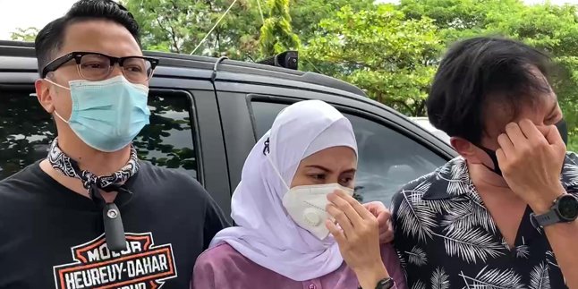 Kenangan Deswita Maharani - Hedi Yunus Akan Mendiang Rina Gunawan