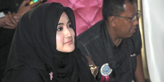 Kenapa Selalu Pakai Hitam? Ini Alasan Pipik Dian Irawati Kenapa Selalu Pakai Hitam? Ini Alasan Pipik Dian Irawati