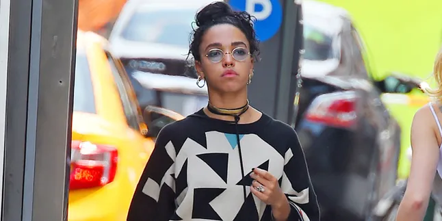 Kencan Romantis di Paris, FKA Twigs Gandeng Mesra Shia LaBeouf