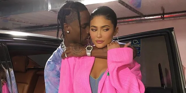 Kencan Romantis, Kylie Jenner & Travis Scott Umbar Kemesraan di Depan Umum