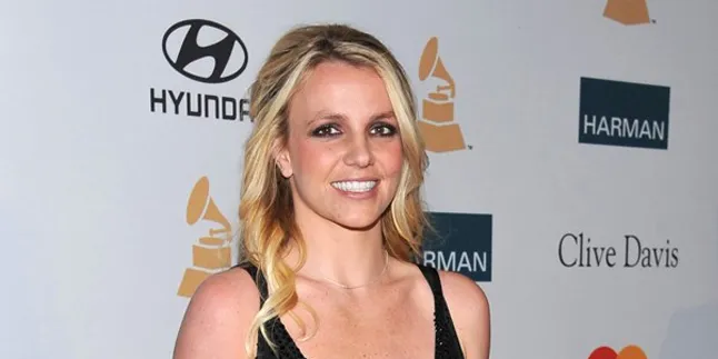 Kencan Siang, Britney Spears Tak Ragu Gandeng Tangan Pacar Kencan Siang, Britney Spears Tak Ragu Gandeng Tangan Pacar