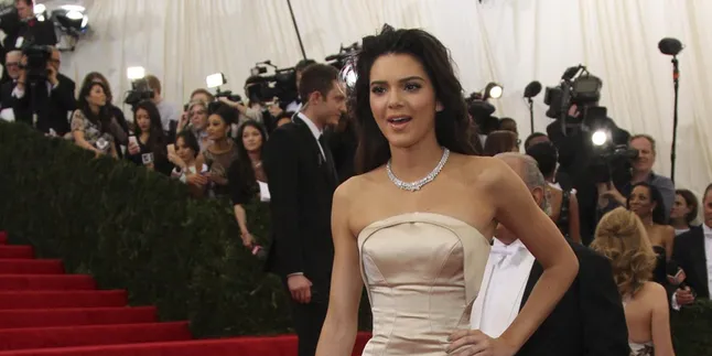 Kendall Jenner Dihujat Gara-Gara Main HP, Apa Alasannya?