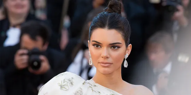 Kendall Jenner Kembali Tertangkap Kencan Bareng Anwar Hadid Kendall Jenner Kembali Tertangkap Kencan Bareng Anwar Hadid