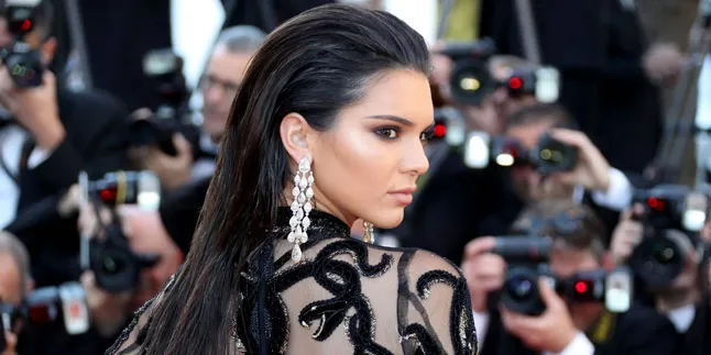 Kendall Jenner Menyesal Pernah Mencabut Semua Bulu Alisnya