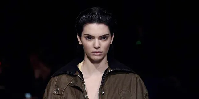 Kendall Jenner Tepis Rumor Dirinya Pukul Paparazzi di Paris Kendall Jenner Tepis Rumor Dirinya Pukul Paparazzi di Paris