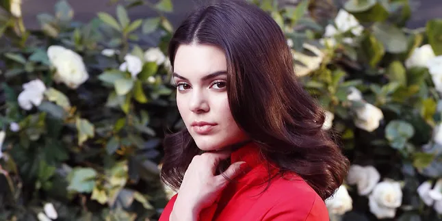 Kendall Jenner Tertangkap Lakoni Adegan Panas Bersama Sinterklas