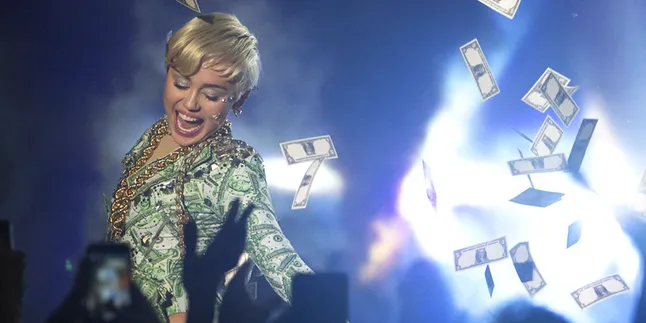 Kenyang Hujatan, Miley Cyrus Kantongi Pesan Dari Ayahnya Kenyang Hujatan, Miley Cyrus Kantongi Pesan Dari Ayahnya