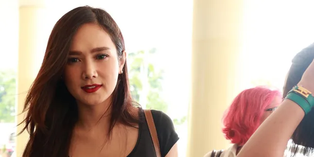 Kepala Pusing, Bukan ke Dokter Tapi Mulan Jameela Pilih Pasang Koyo di Dahi