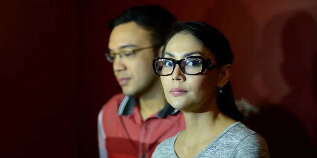 Kepalkan Tangan, Tessa Kaunang Siap Cerai Kepalkan Tangan, Tessa Kaunang Siap Cerai