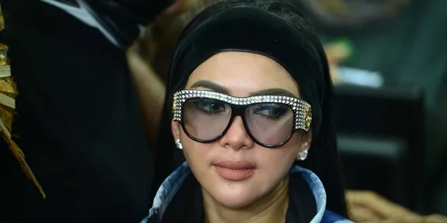 Kepanasan di Ruang Sidang, Syahrini Izin Buka Jaket