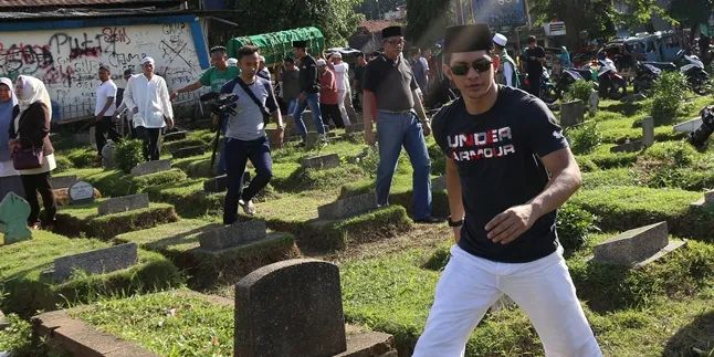 Kerabat Ungkap Alasan Iko Uwais Enggan Diwawancara Kematian Ayah