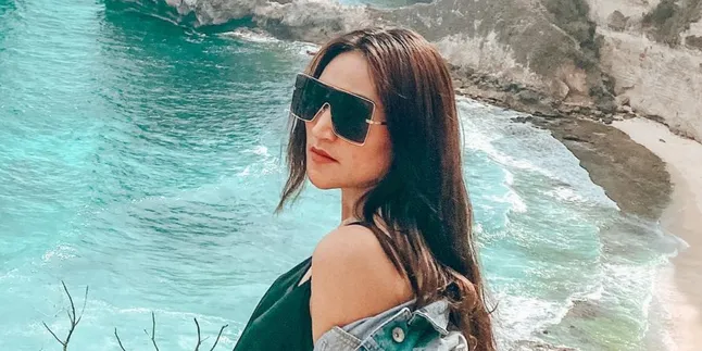 Kerap Disebut 'Kembaran' Mulan Jameela, Penyanyi Cantik April Celina Rilis Single 'Sakit Jiwaku' Kerap Disebut 'Kembaran' Mulan Jameela, Penyanyi Cantik April Celina Rilis Single 'Sakit Jiwaku'