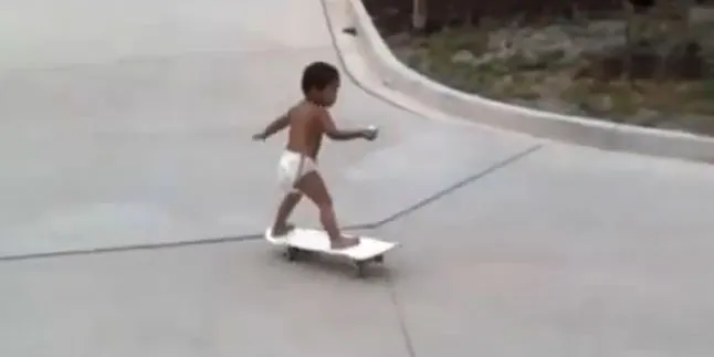 Keren, Balita Ini Ternyata Jago Main Skateboard!