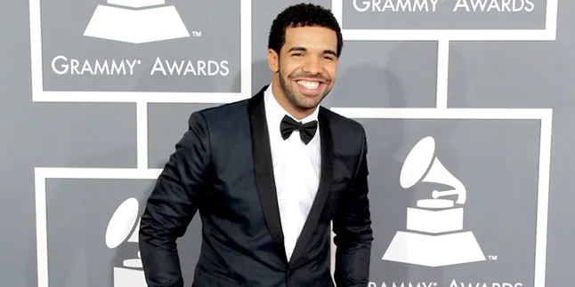 [Foto] Keren, Drake Pamer Sepatu Baru!