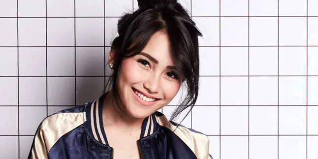 Keren! Gaya Ayu Ting Ting Pakai Busana Kekinian di Pemotretan Terbaru Keren! Gaya Ayu Ting Ting Pakai Busana Kekinian di Pemotretan Terbaru