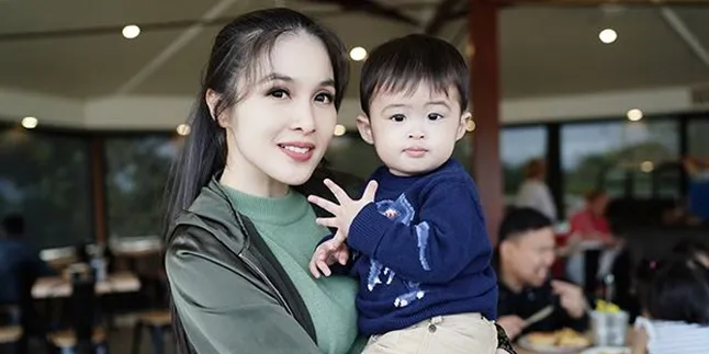 Keren! Kembaran Mobil Mewah dengan Harvey Moeis, Gaya Raphael Nyetir Unyu Banget