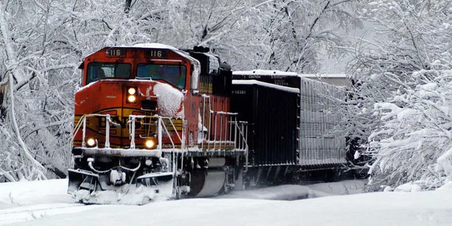Keren, Kereta Api Ini Berjalan Menembus Jalur Es!