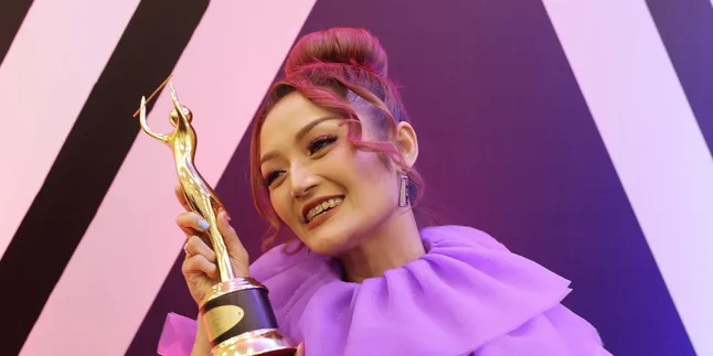 Kerja Saat Momen Pergantian Tahun, Siti Badriah Boyong Suami Kerja Saat Momen Pergantian Tahun, Siti Badriah Boyong Suami