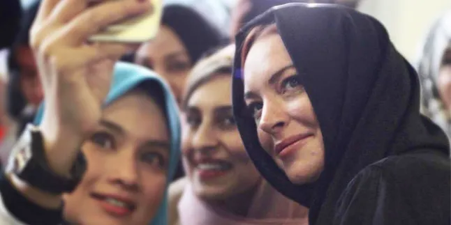 Kerudung Lindsay Lohan di Fashion Week Ternyata Karya Desainer Indonesia
