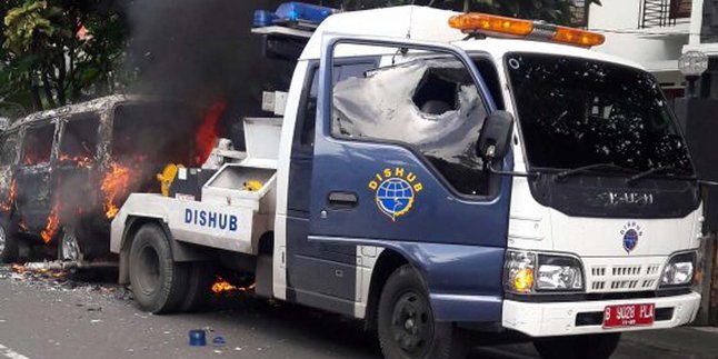 Kesal Akan Diderek, Orang Ini Bakar Mobilnya Sendiri