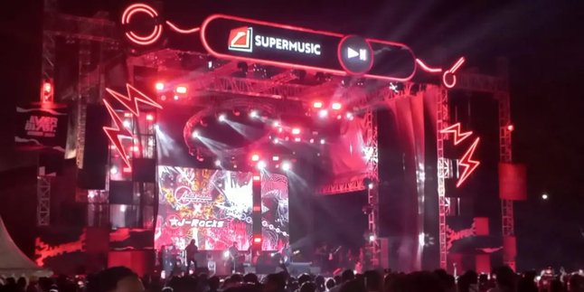 Keseruan Everblast Festival 2024, Pengunjung Antusias Nonton Sleeping With Sirens - Two Door Cinema Club Meski Diguyur Gerimis