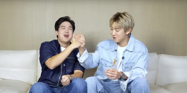Keseruan Jerome Polin dan Chanyeol EXO Bermain Ular Tangga, Sempat Cicipi Kuliner Indonesia Keseruan Jerome Polin dan Chanyeol EXO Bermain Ular Tangga, Sempat Cicipi Kuliner Indonesia