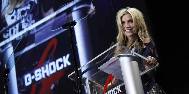 Kesha Pulih Setelah Jalani Rehabilitasi Penyakit Aneh